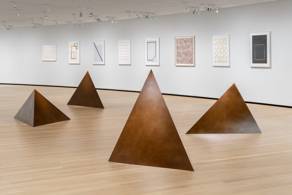 Dan Flavin, Alternate Diagonals of March 2 (1964) (to Don Judd) [1964]. Red and gold fluorescent light (Pinault Collection).<br>View of the exhibition “Minimal”, Bourse de commerce – Pinault Collection, Paris, 2025. © Tadao Ando Architect & Associates, Niney and Marca Architectes, Pierre-Antoine Gatier agency. Photo: Nicolas Brasseur / Pinault Collection.
