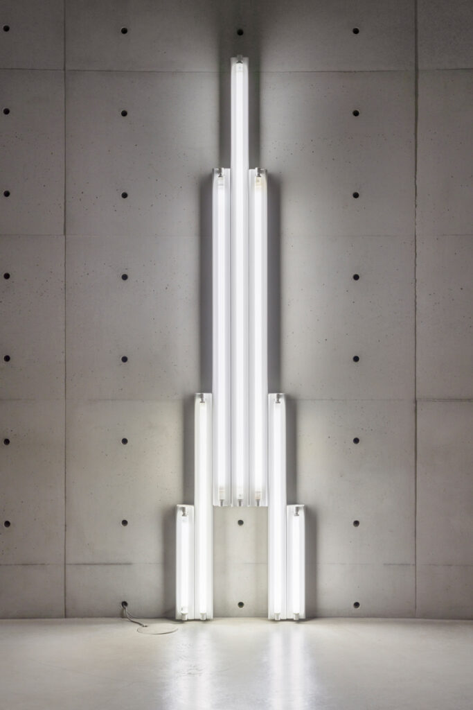 Dan Flavin, “monument” for V. Tatlin (1964). Cool white fluorescent light. 305 × 70 × 11.5 cm. Pinault Collection © Stephen Flavin / Adagp, Paris, 2025. Photo: Jean-François Molliere.
