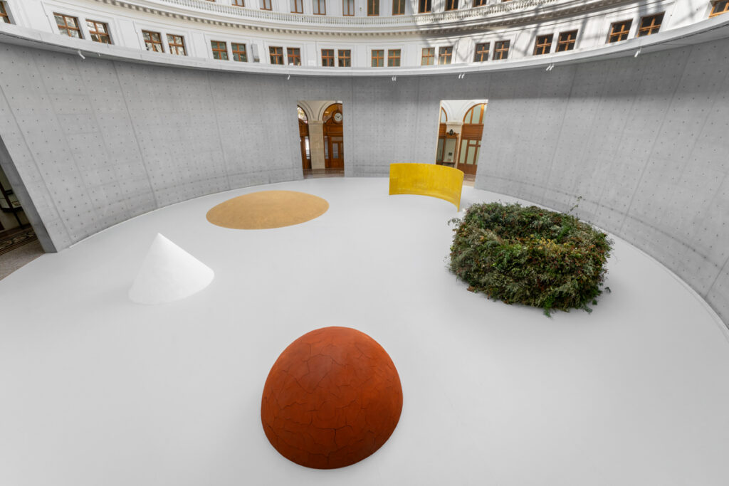 Vue de l’exposition « Minimal », Bourse de Commerce – Pinault Collection, Paris, 2025. © Tadao Ando Architect & Associates, Niney et Marca Architectes, agence Pierre-Antoine Gatier. Photo : Nicolas Brasseur / Pinault Collection.