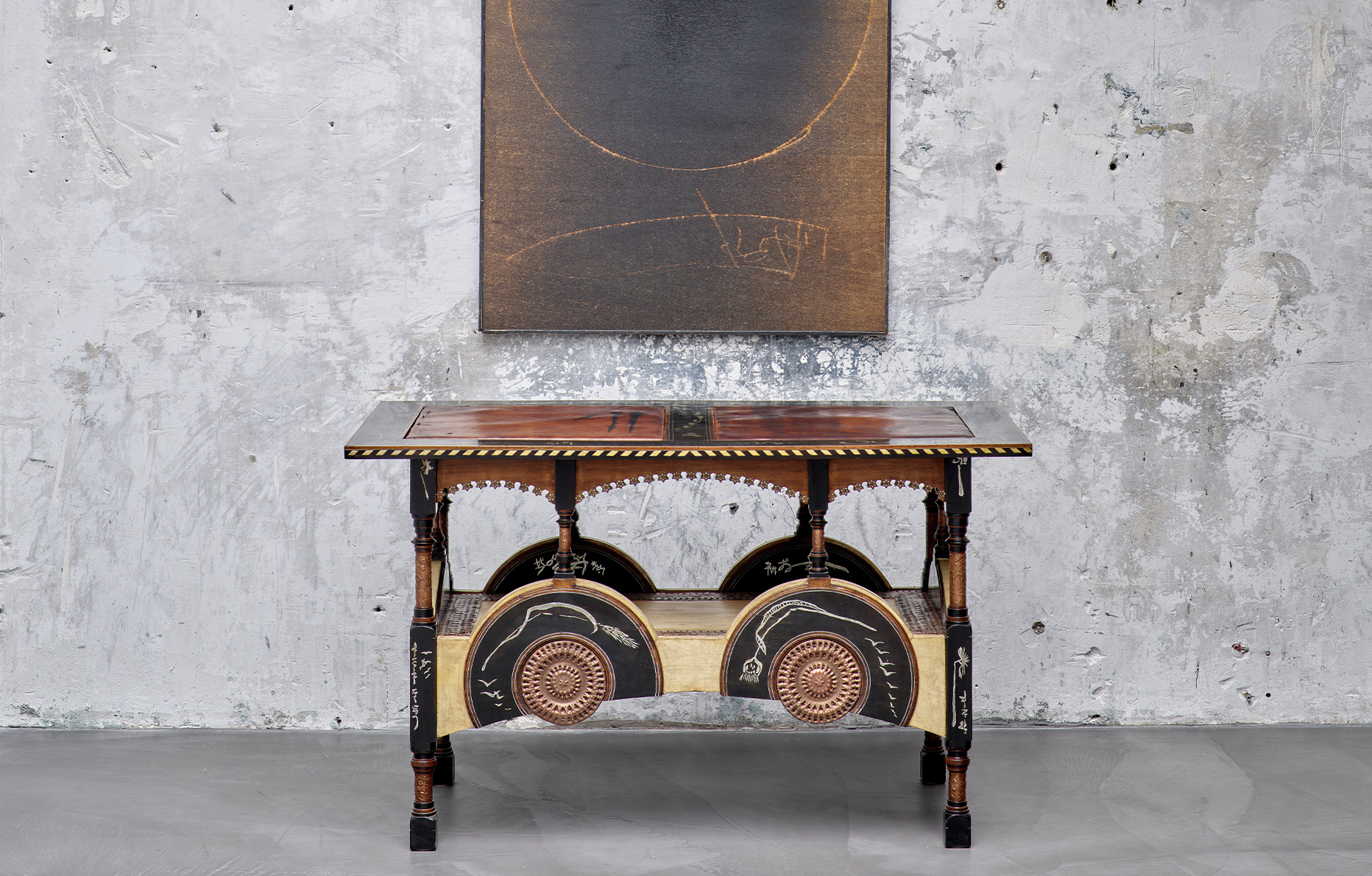 Horsphère Bois (III) [1967] de Jean Degottex (provenance : Galerie Jean Fournier, Paris). Huile et grattage sur panneau, 120 x 80,4 cm. En bas : console-table (1902) de Carlo Bugatti. Bois laqué noir, cuir, métal et incrustations d’os, 70 x 116 x 70 cm. Ensemble présenté sur le stand de Sceners Gallery. © Courtesy of Sceners Gallery.