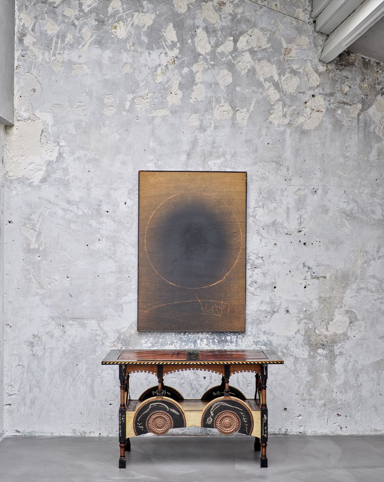 Horsphère Bois (III) [1967] de Jean Degottex (provenance : Galerie Jean Fournier, Paris). Huile et grattage sur panneau, 120 x 80,4 cm. En bas : console-table (1902) de Carlo Bugatti. Bois laqué noir, cuir, métal et incrustations d’os, 70 x 116 x 70 cm. Ensemble présenté sur le stand de Sceners Gallery. © Courtesy of Sceners Gallery.