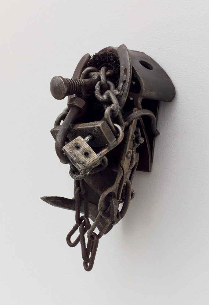 Alteration (2002) de Melvin Edwards. Acier soudé. 25,4 x 15,24 x 15,24 cm.
