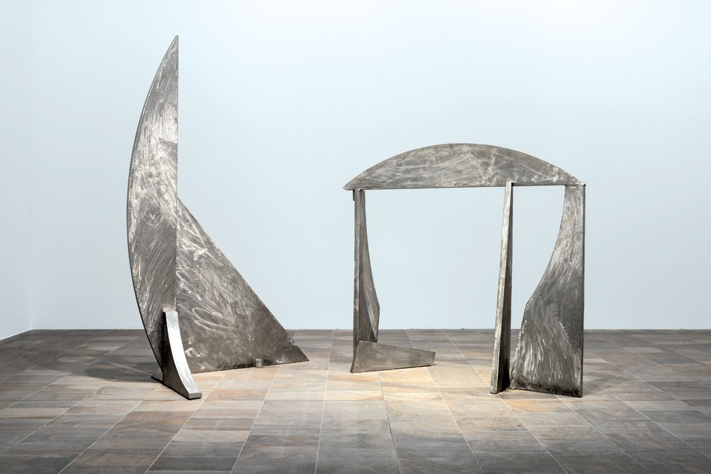 Adeoli Goacoba, 1988. Signé et daté sur le bord inférieur. Acier inoxydable en 2 parties. 