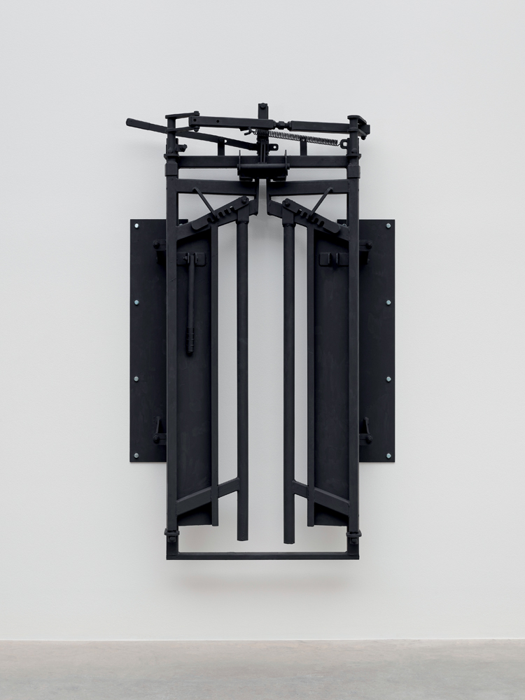 A MERCY V (2024) de Tiona Nekkia McCloden. Acier, caoutchouc, peinture noire
Rust-Oleum. Collection Fundación Calparsoro.