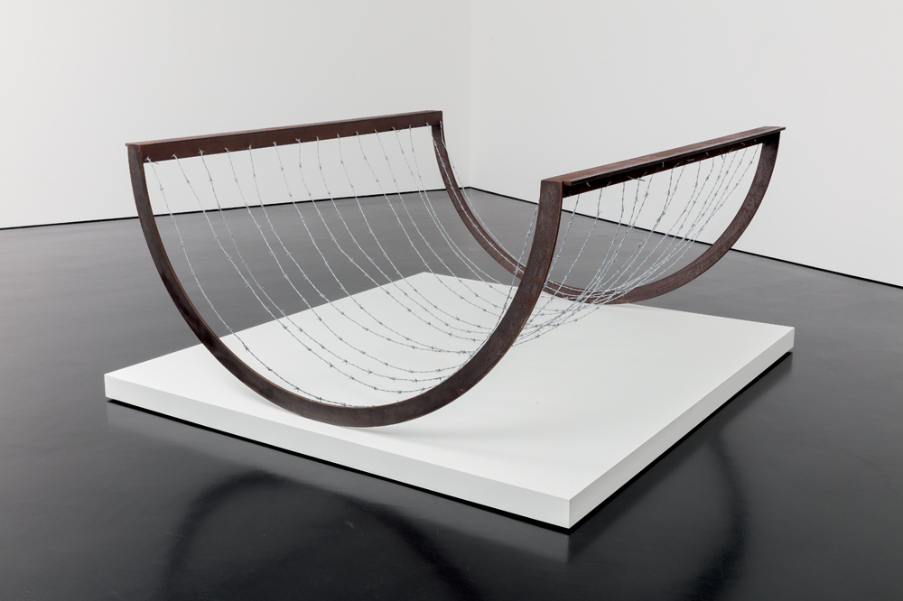 Coco Vari Providence (2017) de Melvin Edwards. Acier et fils barbelés.