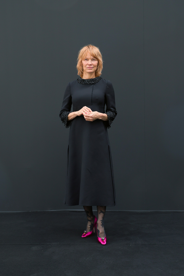 pamela anderson au defile valentino printemps-été 2026 à la fashion week de paris