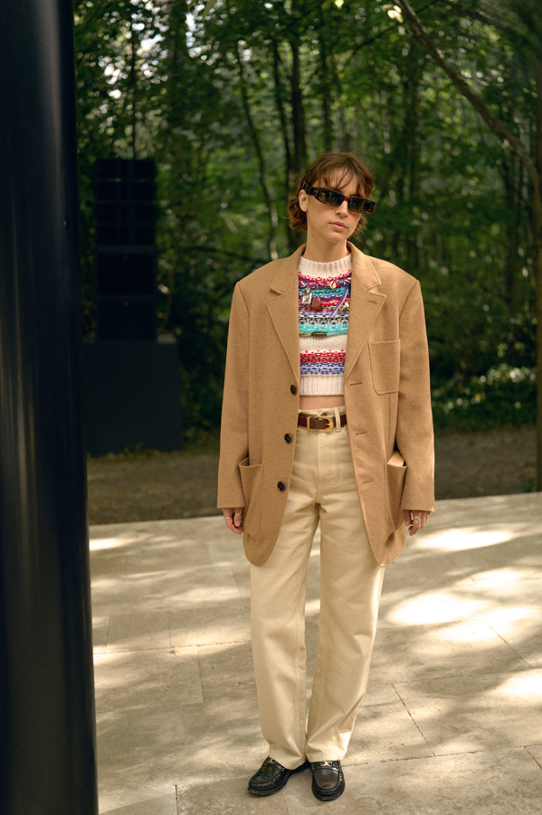 pomme au défilé celine printemps-été 2026 à la fashion week de paris