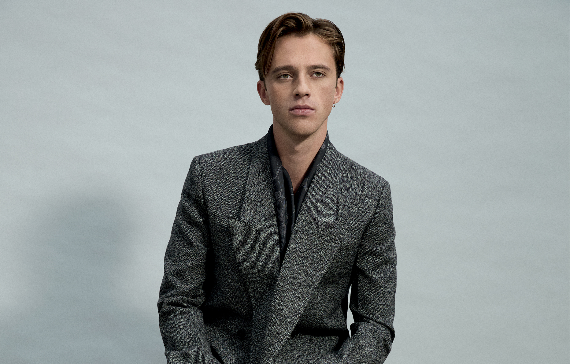 Benjamin Voisin veste croisée et pantalon de costume en laine moulinée, foulard et pantoufles, GUCCI.