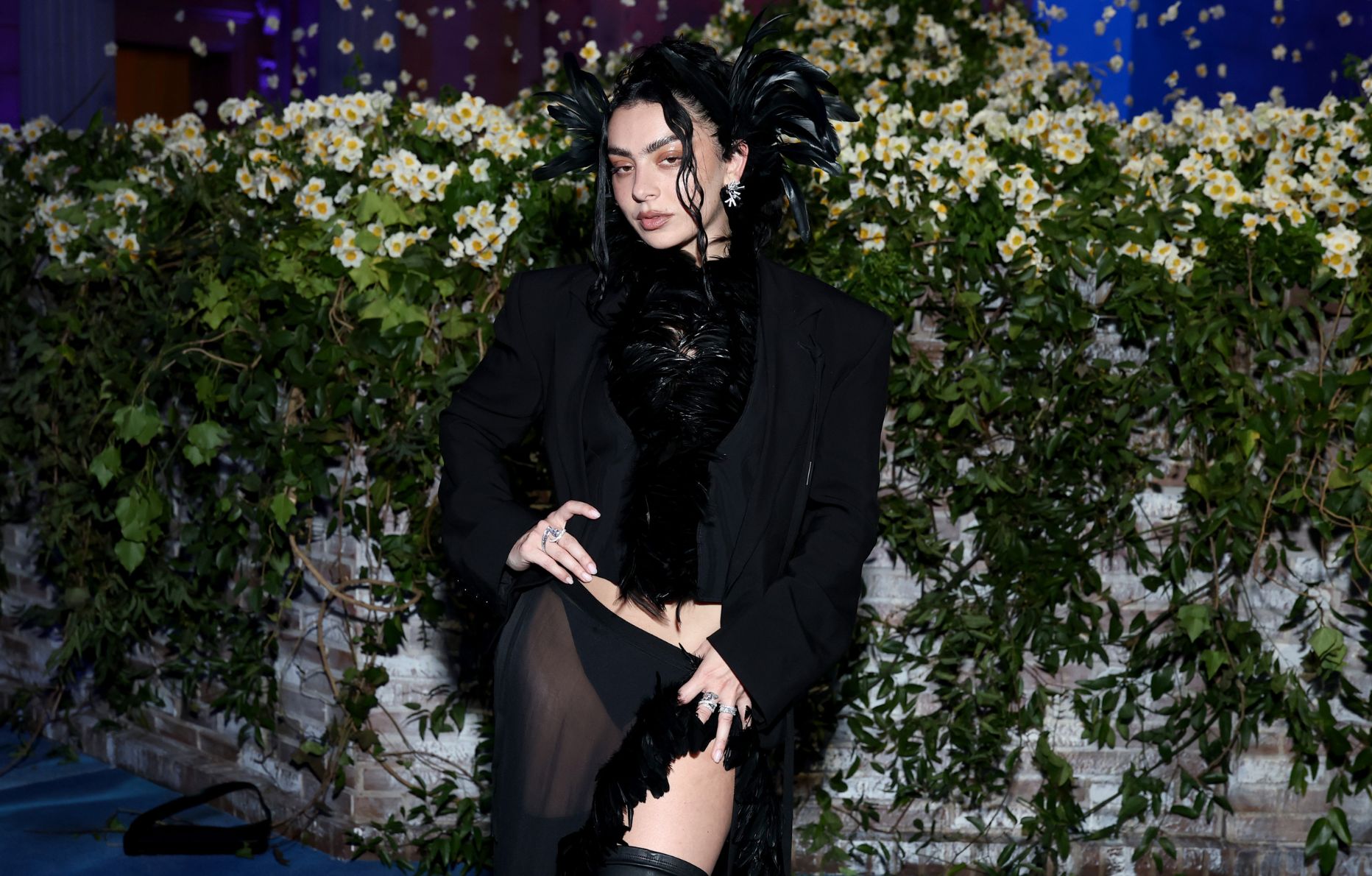La chanteuse Charli XCX assiste au Met Gala 2025, au Metropolitan Museum of Art le 5 mai 2025 à New York. © Cindy Ord/MG25/Getty Images for The Met Museum/Vogue.