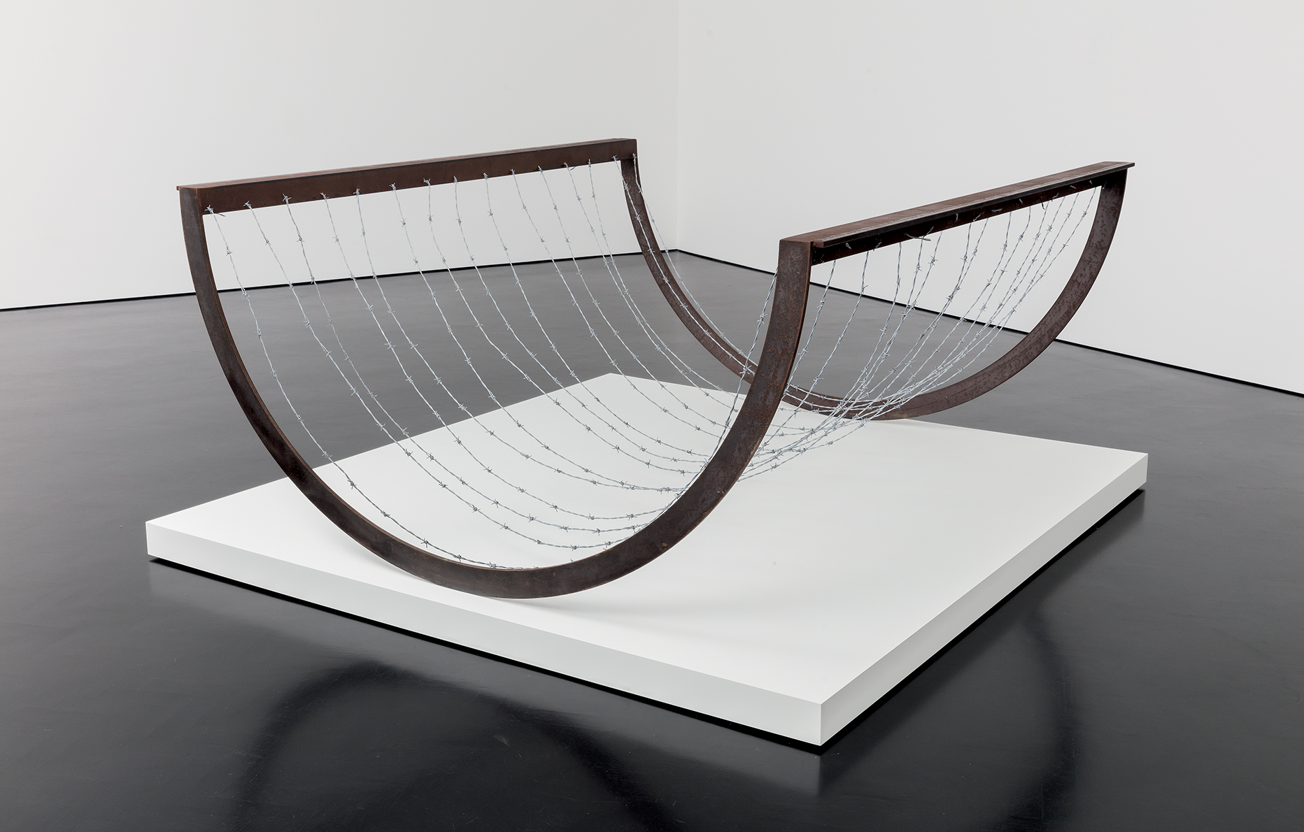 Coco Vari Providence (2017) de Melvin Edwards. Acier et fils barbelés. 215,9 x 203,2 x 100,33 cm.