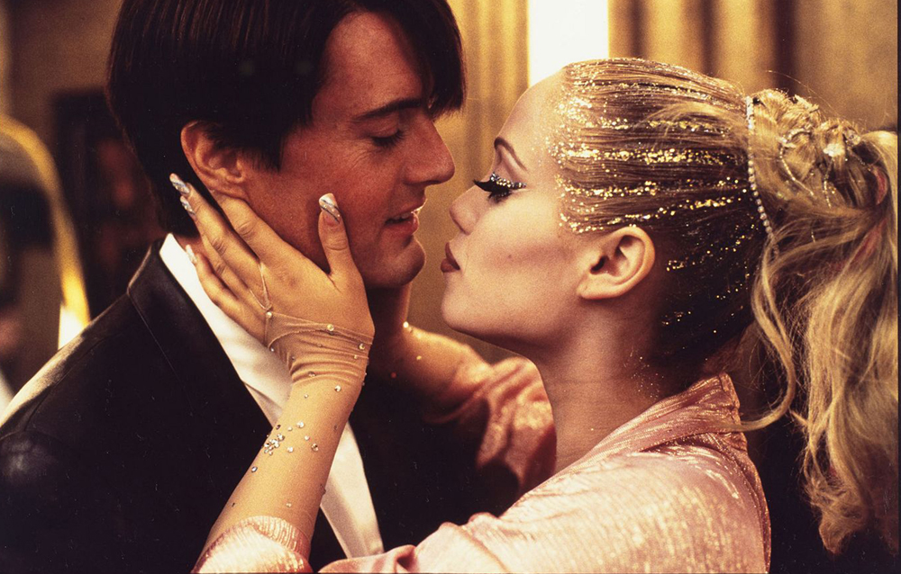 Elizabeth Berkley et Kyle Maclachlan dans Showgirls.