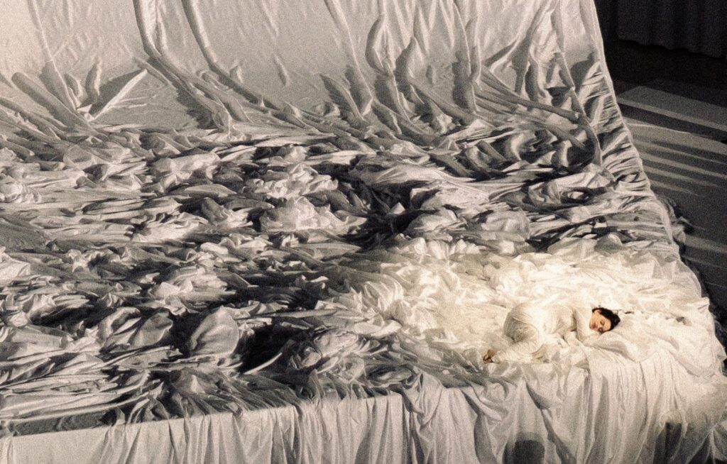 Rosalía en Gucci lors de la session d'écoute de l'album Lux, le 5 novembre 2025, à Barcelone © Gucci/Sony Music.