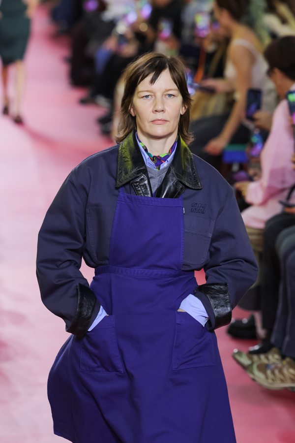 sandra huller au defile miu miu printemps-ete 2026 à la fashion week de paris 