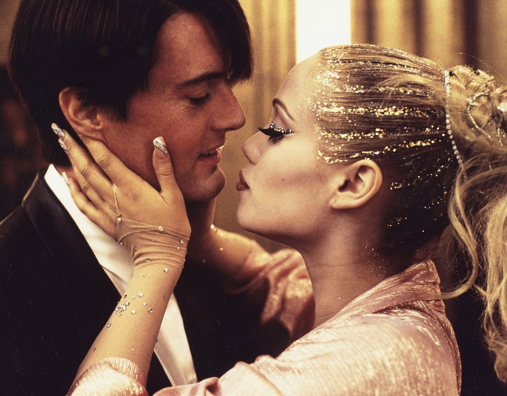 Elizabeth Berkley et Kyle Maclachlan dans Showgirls. 
