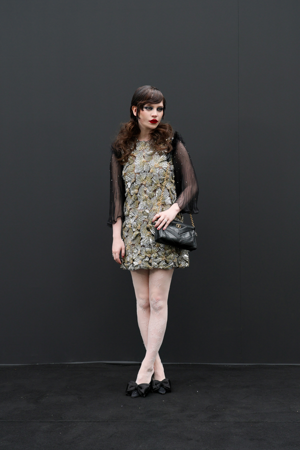 sophie thatcher au defile valentino printemps-été 2026 à la fashion week de paris