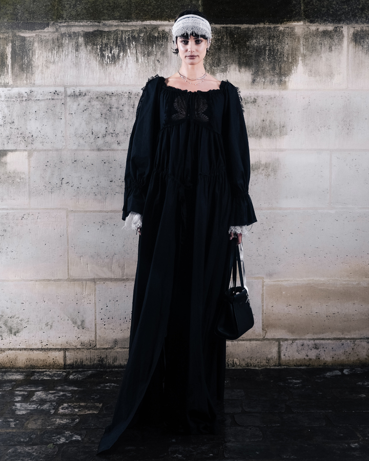 taylor hill au défilé ann demeulemeester à la fashion week de paris