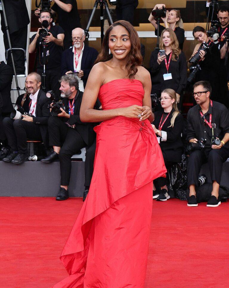 Ayo Edebiri en robe Chanel et Chanel haute joaillerie.