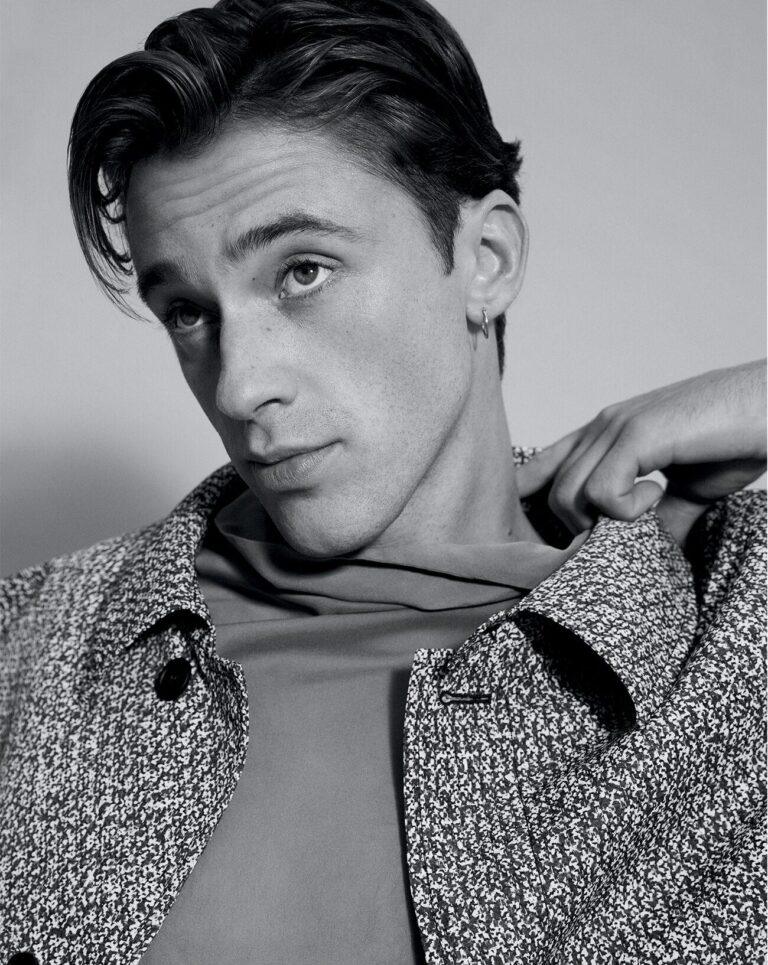 Benjamin Voisin en Manteau oversize en coton technique imprimé et sous-pull à col roulé en mousseline de soie, GUCCI.