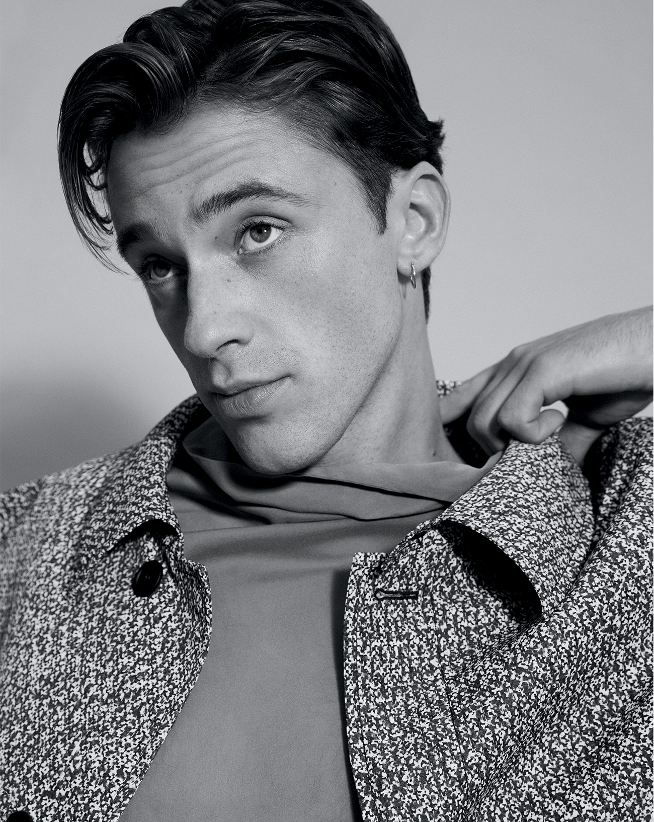 Benjamin Voisin en Manteau oversize en coton technique imprimé et sous-pull à col roulé en mousseline de soie, GUCCI.