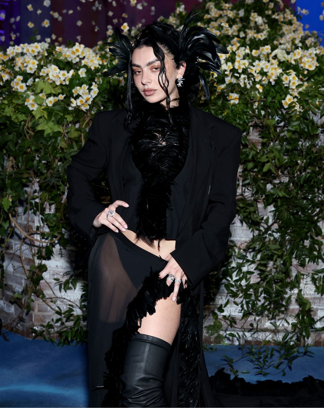 La chanteuse Charli XCX assiste au Met Gala 2025, au Metropolitan Museum of Art le 5 mai 2025 à New York. © Cindy Ord/MG25/Getty Images for The Met Museum/Vogue.