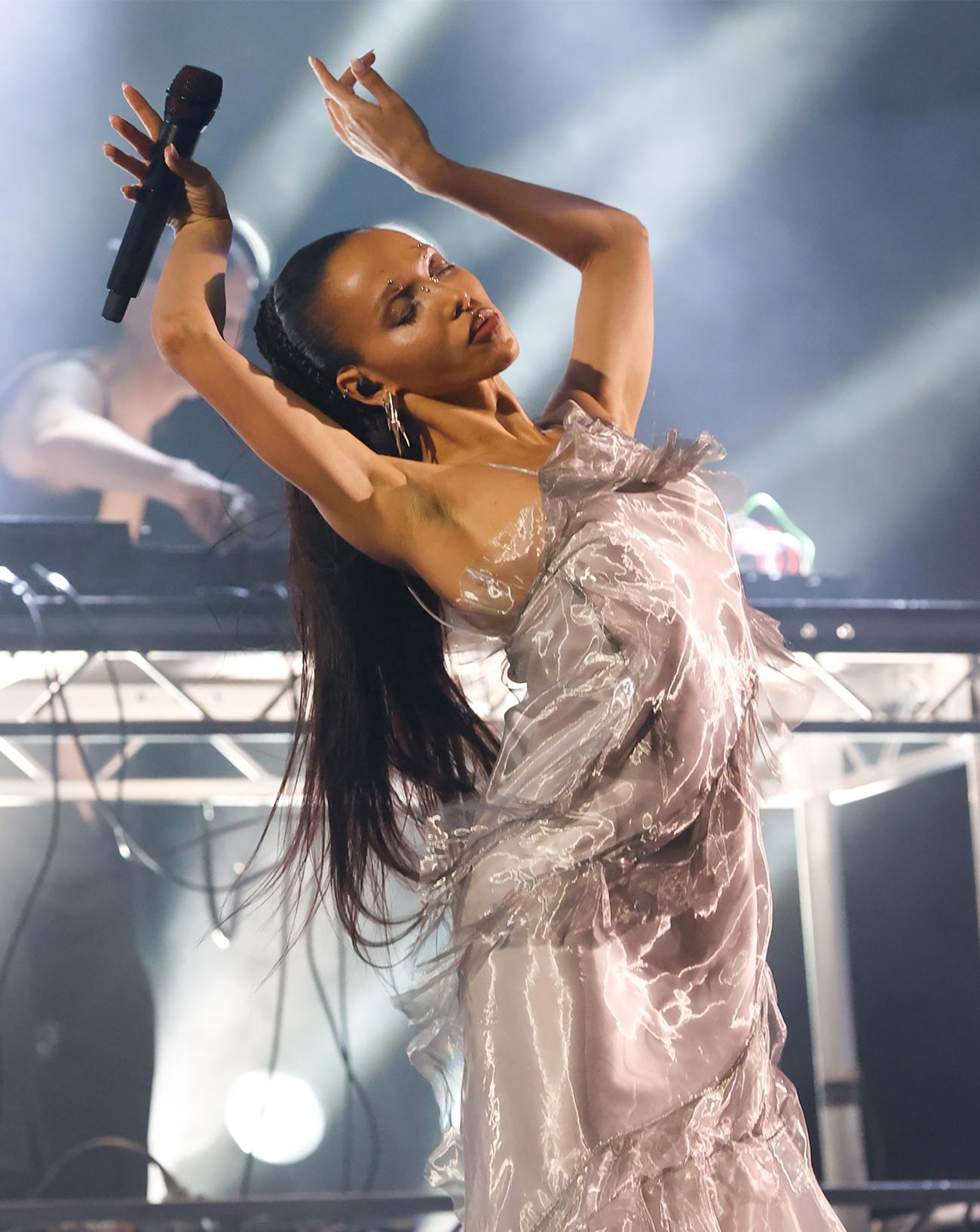 FKA twigs en robe argentée Viktor Gichev : au Mercury Music Awards 2025.