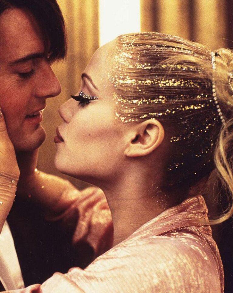 Elizabeth Berkley et Kyle Maclachlan dans Showgirls (1995).