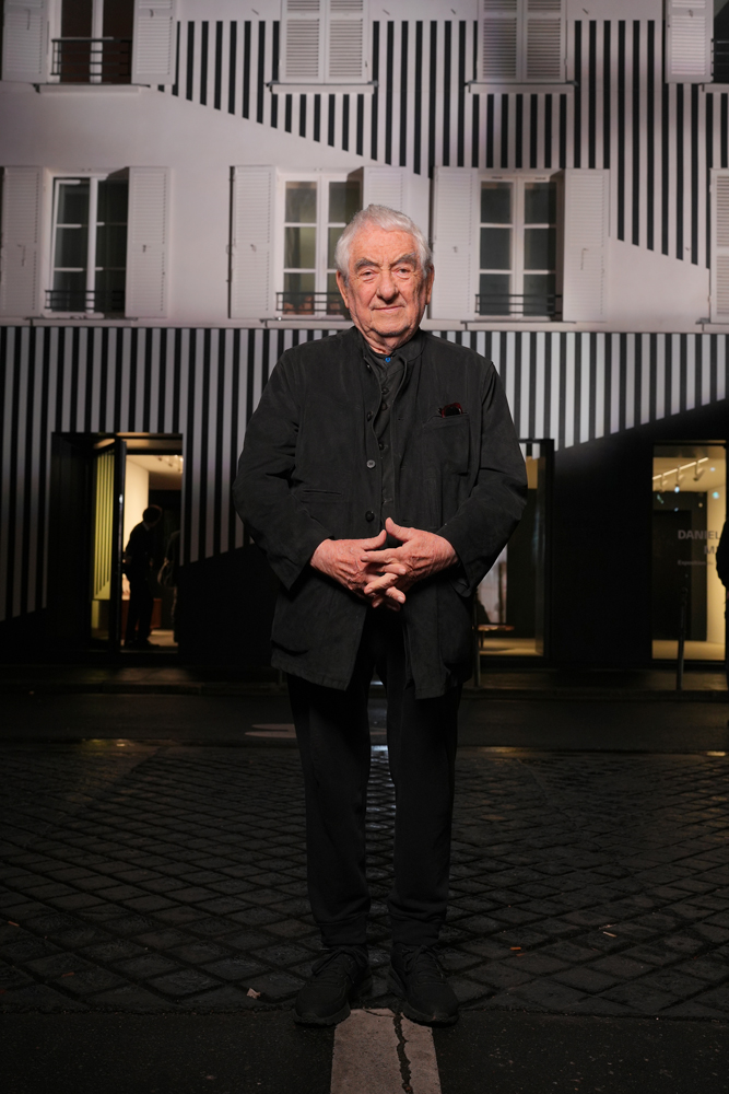 Artist Daniel Buren at Reiffers Initiatives in front of his façade Rue des Acacias