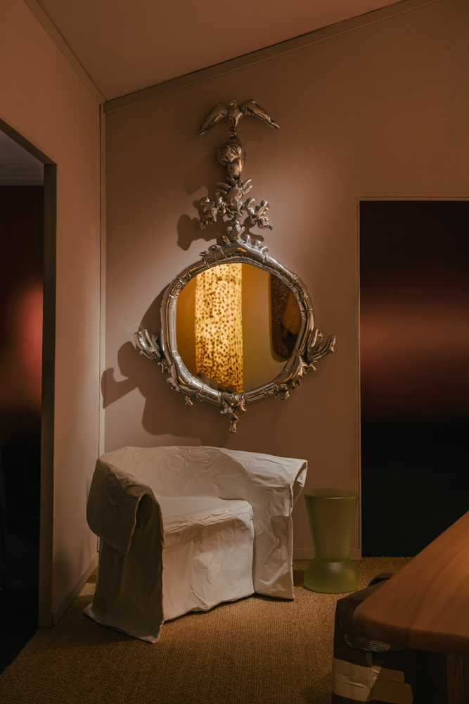 Le stand de Friedman Benda par Faye Toogood au salon du design PAD London 2025.