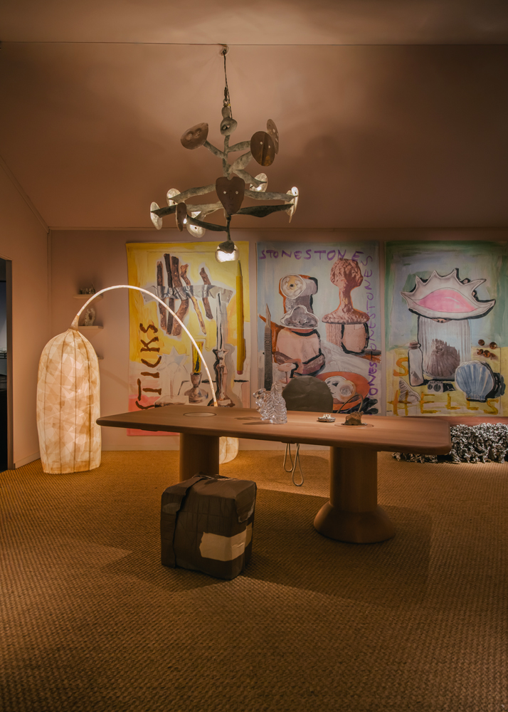 Le stand de Friedman Benda par Faye Toogood au salon du design PAD London 2025.