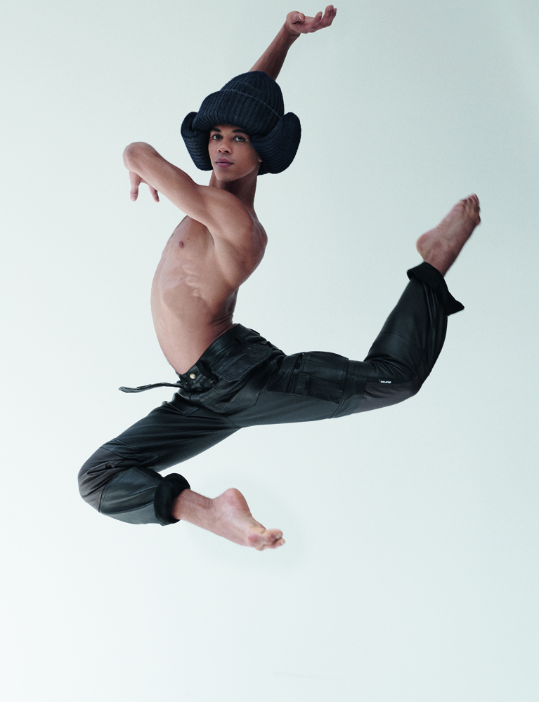 portrait du danseur étoile Guillaume Diop porte une chapka et un pantalon et cuir sythétique Duran Lantink.