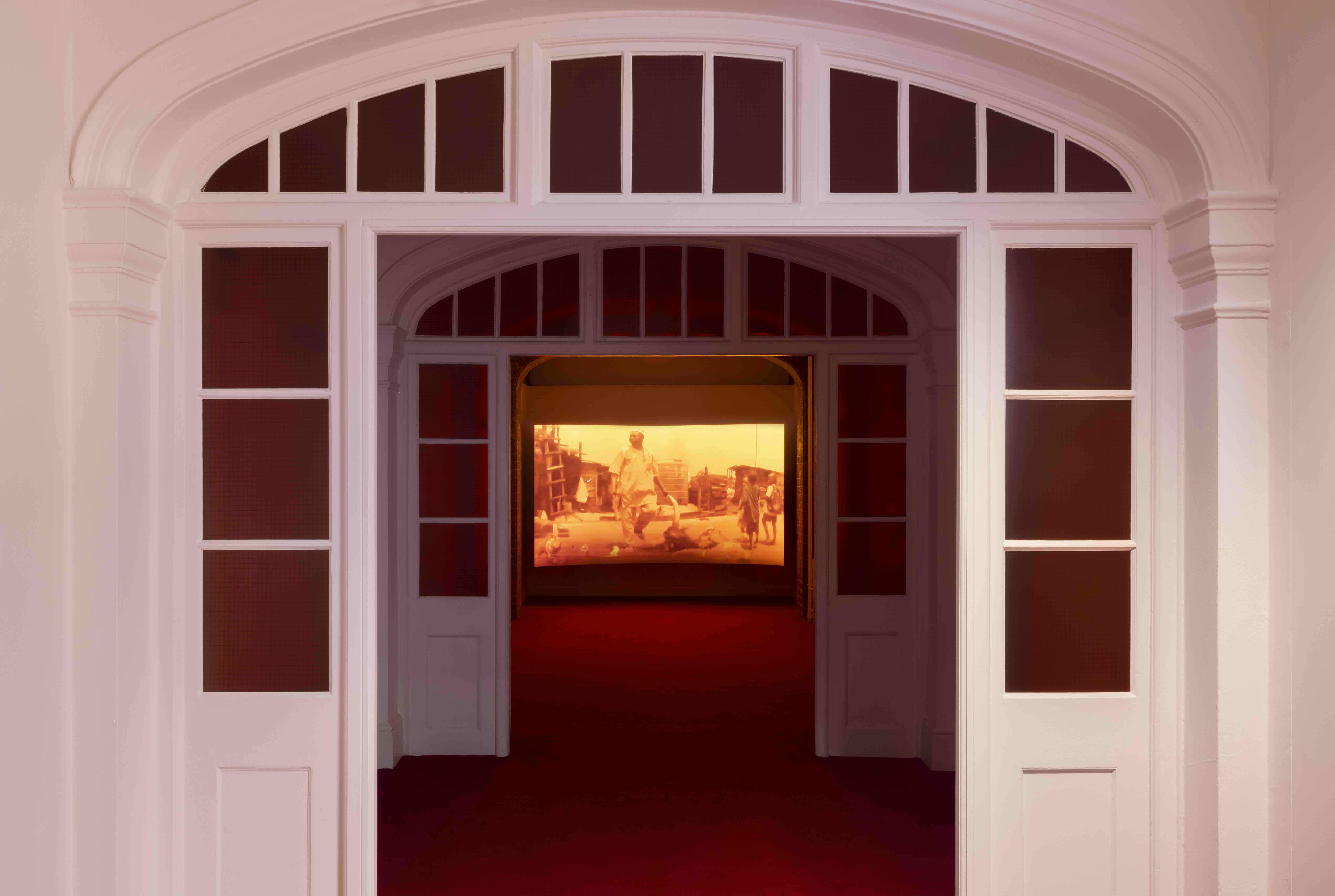 Vue d'installation de King of Boys (Abattoir of Makoko) (2015) par Karimah Ashadu au sein de l'exposition “Tendered” au Camden Art Centre, 2025. © Courtesy the artist and Fondazione In Between Art Film. Andrea Rossetti.