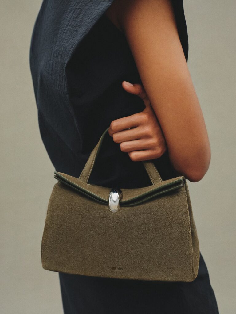 Le sac Valérie de Jacquemus en daim kaki.