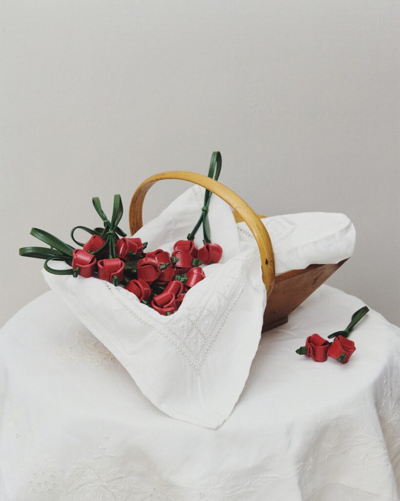 paniers de charme en cuir rouge en forme de cerise Jacquemus. 