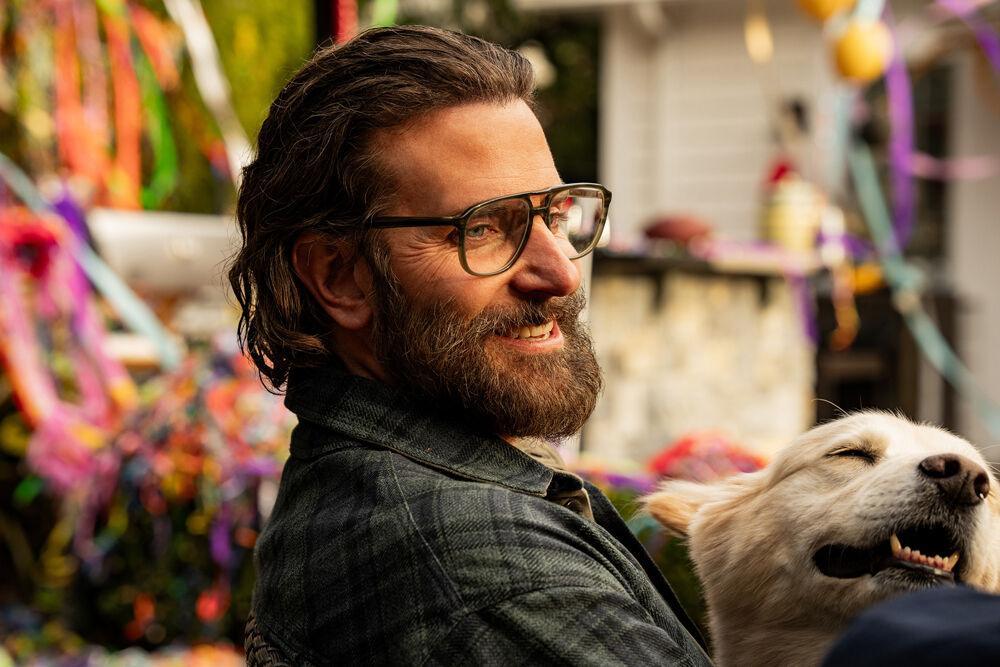 Bradley Cooper dans le film Is This Thing On? (2026). © Searchlight Pictures.