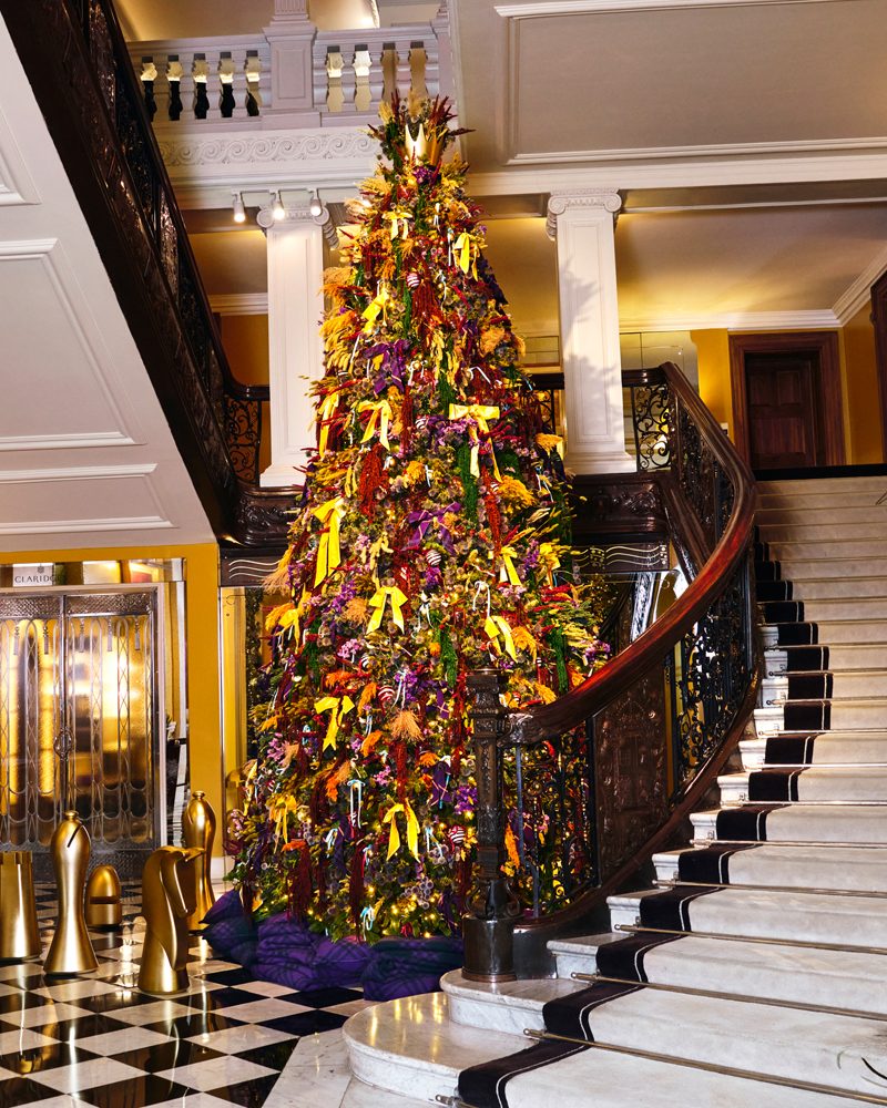 Le sapin Burberry imaginé par Daniel Lee pour l'hôtel Claridge's.
