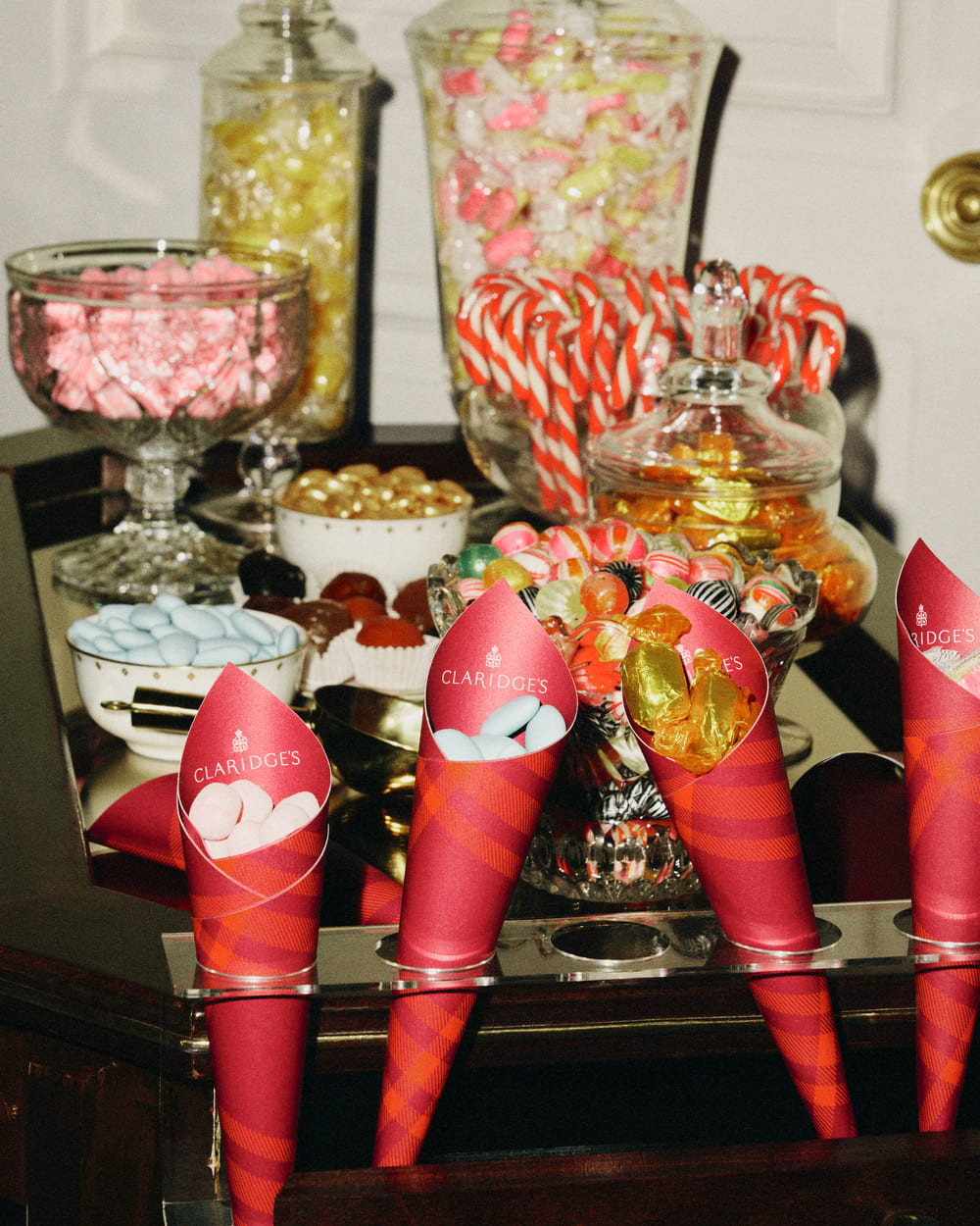 Plateau de friandises Burberry à l'hôtel Claridge's.