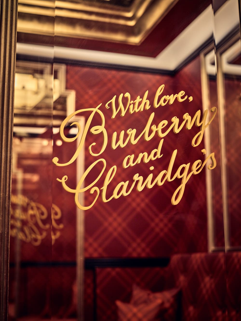 Ascenseur décoré par Burberry à l'hôtel Claridge's.