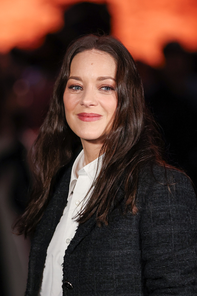Marion Cotillard au défilé Chanel printemps-été 2026, le 6 octobre 2025 © Stéphane Cardinale - Corbis/Corbis via Getty Images.