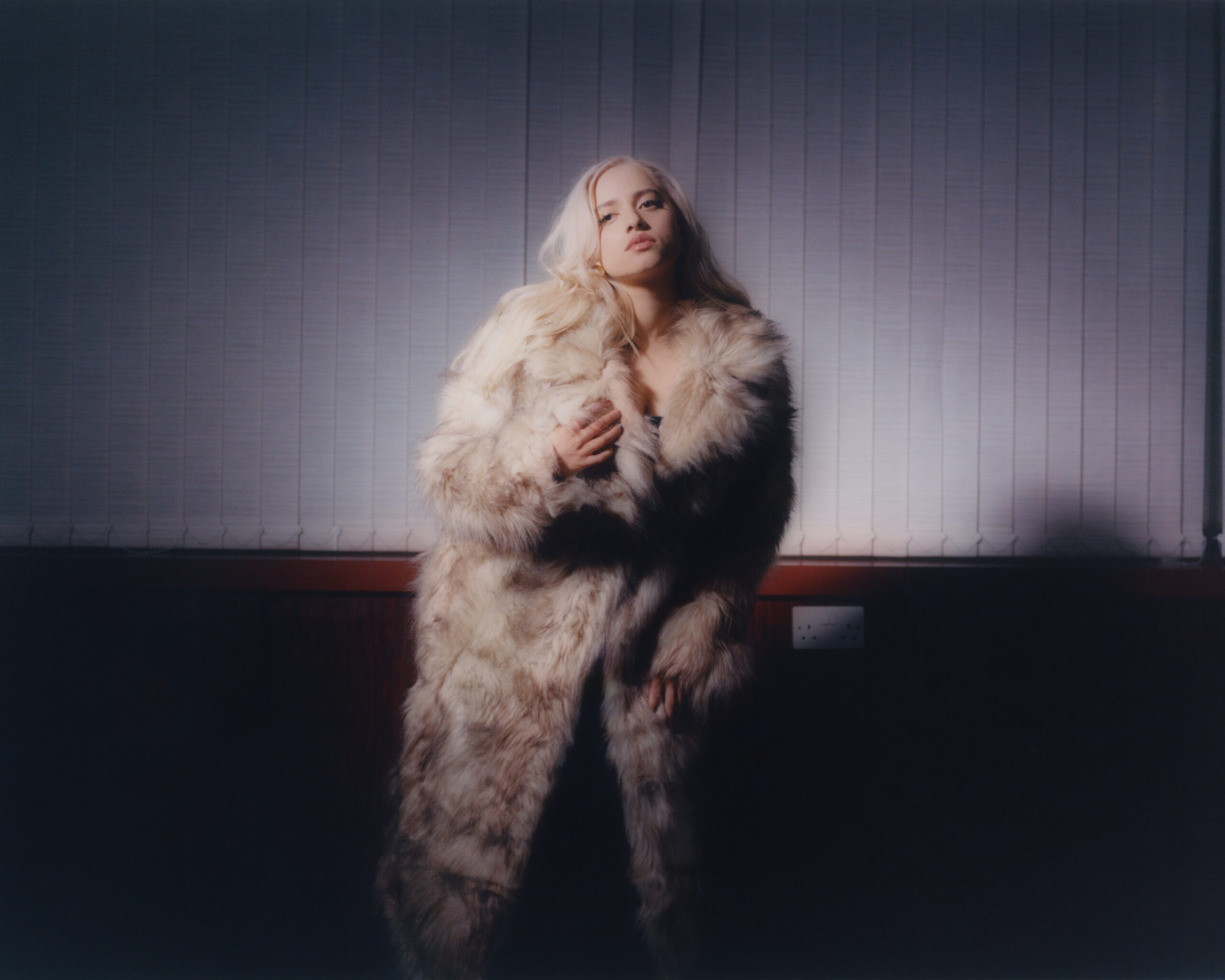 La chanteuse Lea Sen photographiée par Claryn Chong.