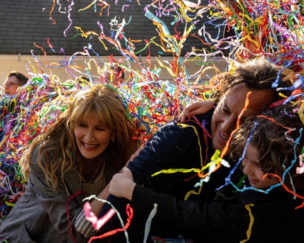 Laura Dern et Will Arnett dans Is This Thing On? (2026) © Searchlight Pictures.