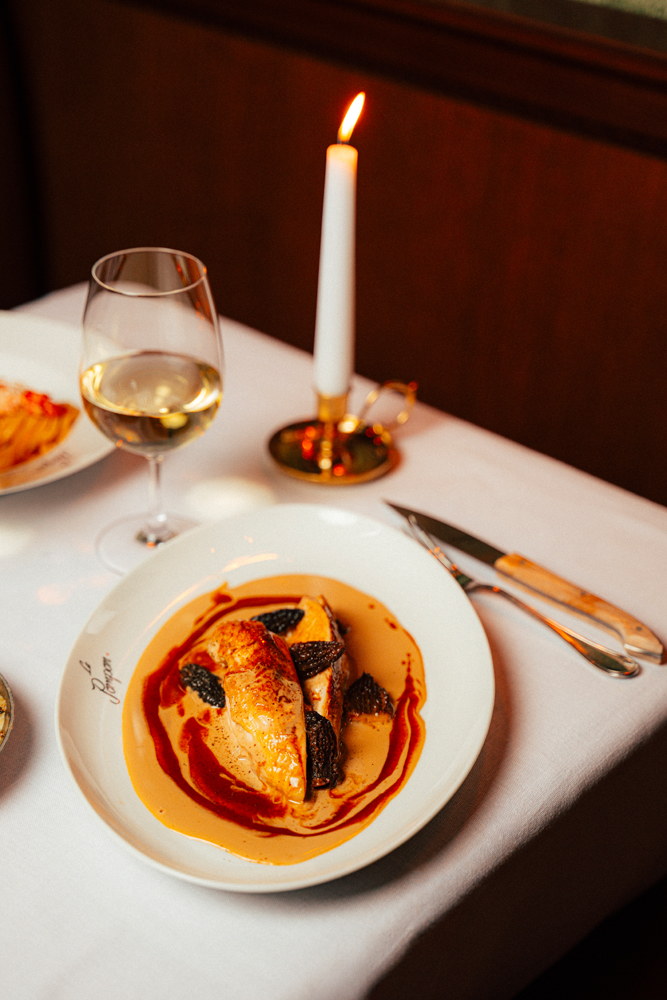 poulet aux morilles du restaurant Le Pompon, place de la Bourse à Paris.