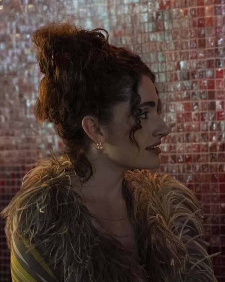 Rachel Senott dans la série I Love LA (2025) © HBO Max.