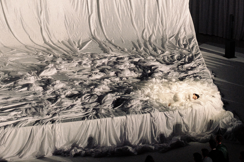 Rosalia en Gucci à la session d'écoute de l'album Lux à Barcelone, le 5 novembre 2025.