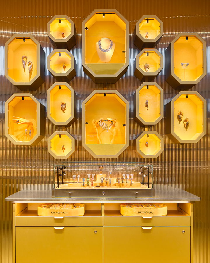 le pop-up store swarovski sur les champs elysees 