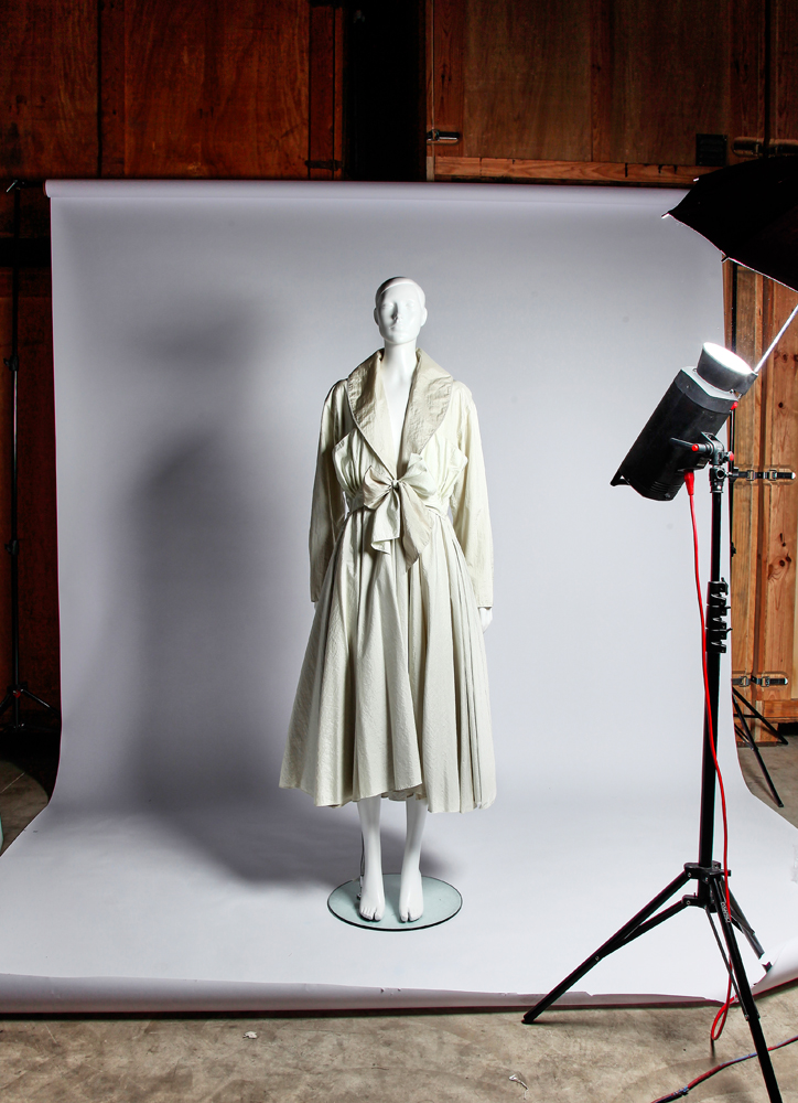 Trench Alaïa de la collection de Farida Kehlfa pour Maurice Auction. © George Mavrikos.