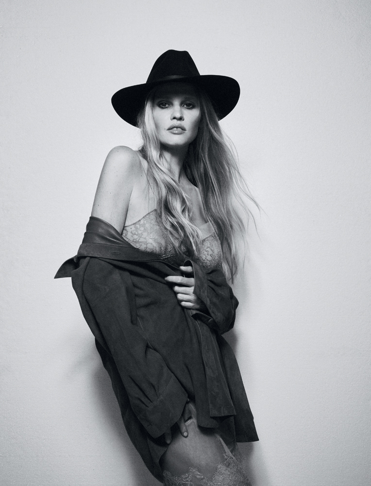 Lara Stone en Fendi photographiée par Matt Easton pour l'anniversaire des 100 ans de la maison