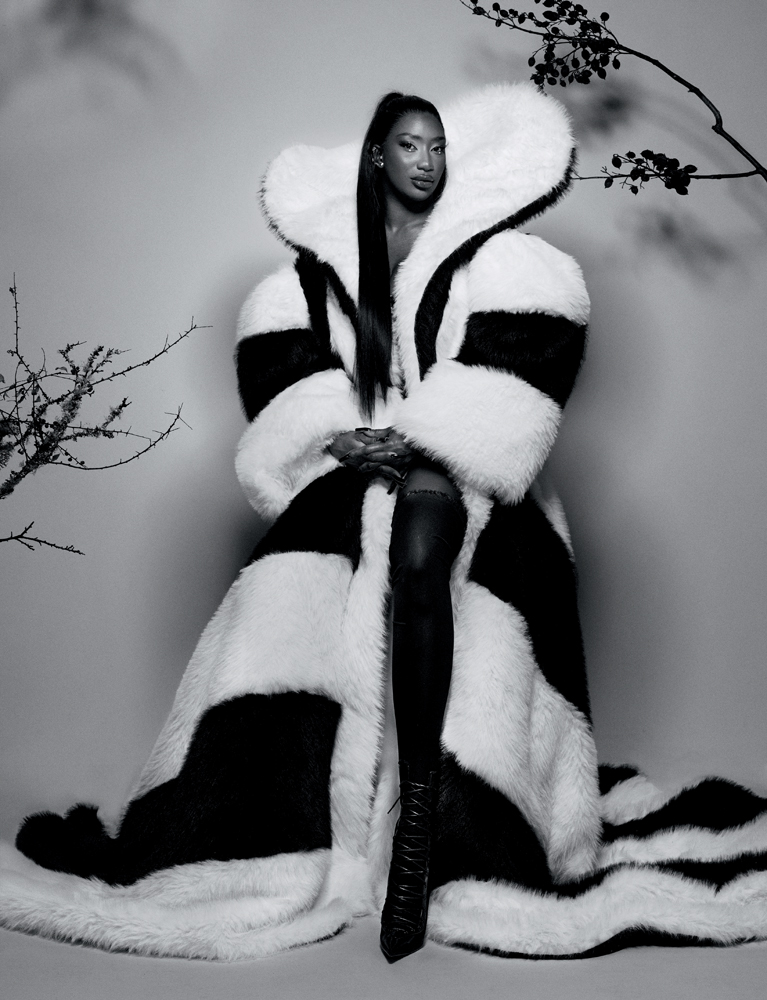 Aya Nakamura en Manteau de fourrure noir et blanc. 