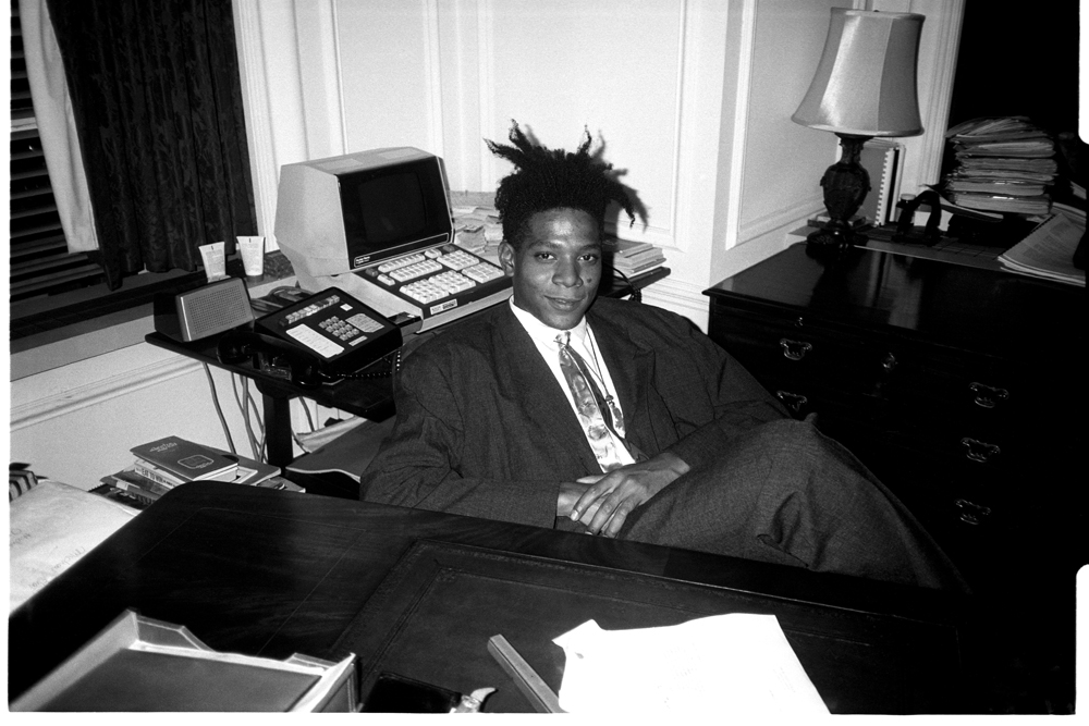 Jean-Michel Basquiat lors de la fête d'anniversaire surprise organisée pour Susanne Bartsch au Rainbow Roof, dans les bureaux de Steven Greenberg, au 30 Rockefeller Plaza. Jeudi 19 septembre 1985. 
