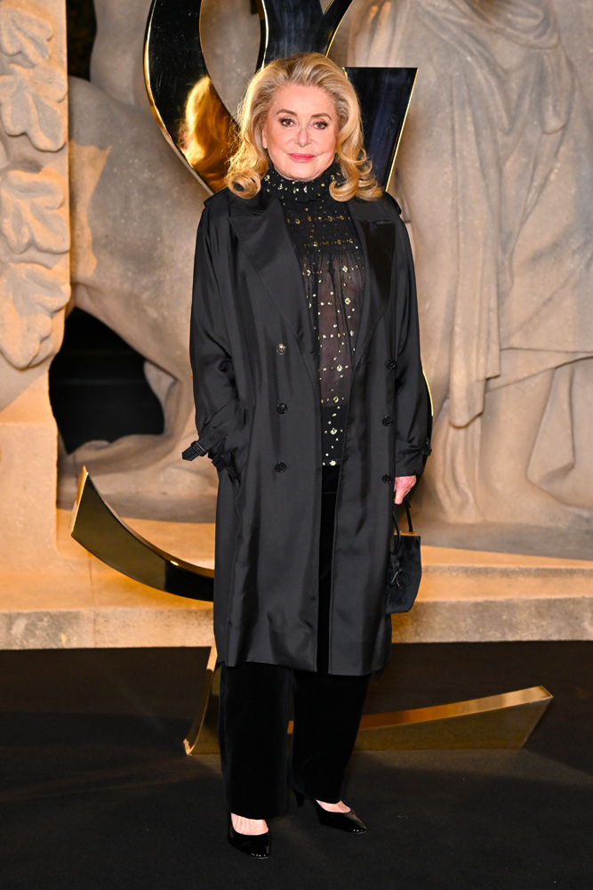 Catherine Deneuve au défilé Saint Laurent Femme printemps-été 2026.