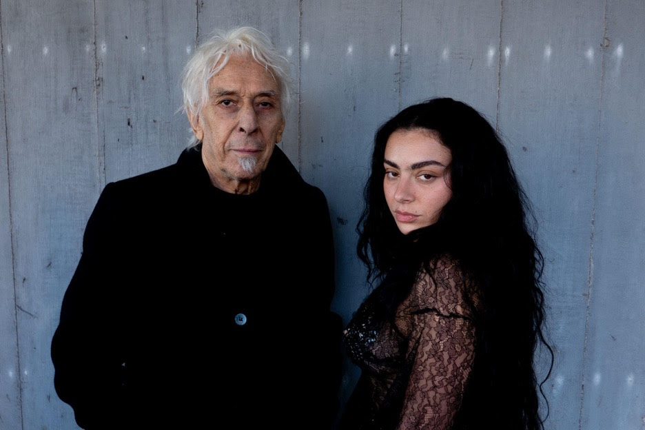 Charli xcx et John Cale pour le single House.